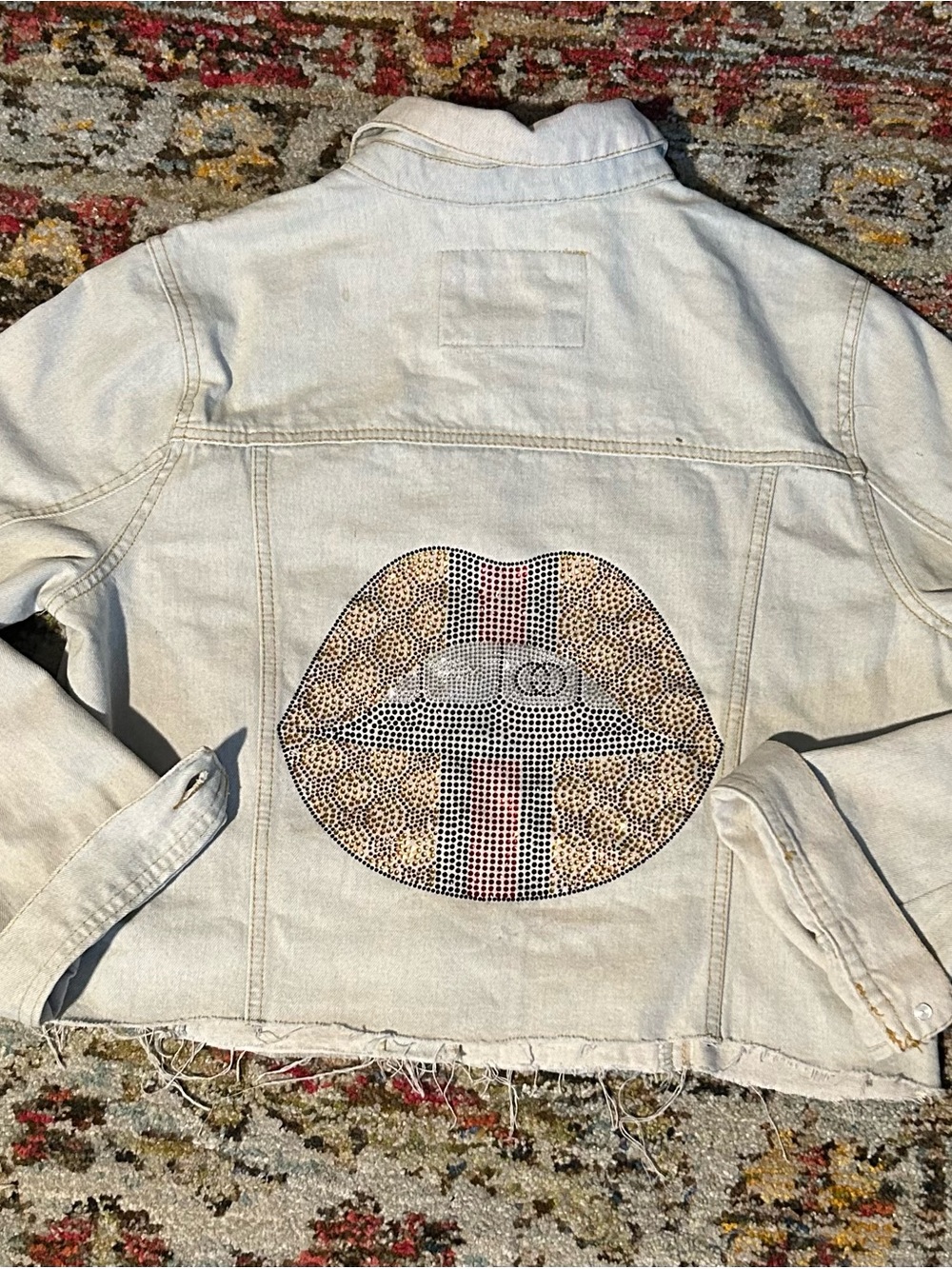 Source Unknown custom Light Wash Denim Jean Jacket with Rhinestone Lip Patch - Picture 3 of 7